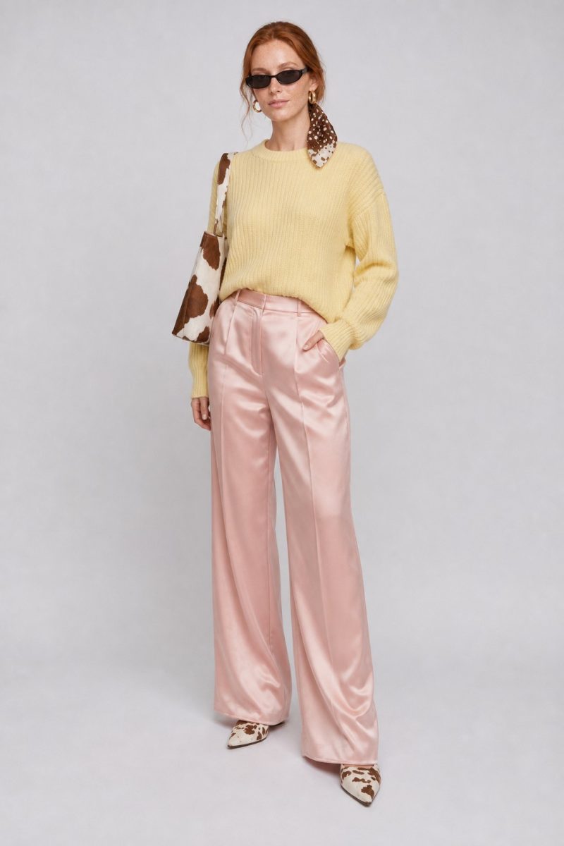 Elisabeth a figura intera in maglia giallo burro e pantaloni di raso rosa, foulard e occhiali scuri