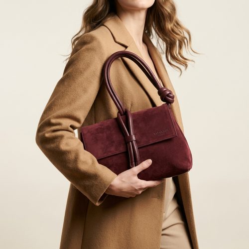 Clutch in camoscio bordeaux, sotto il braccio