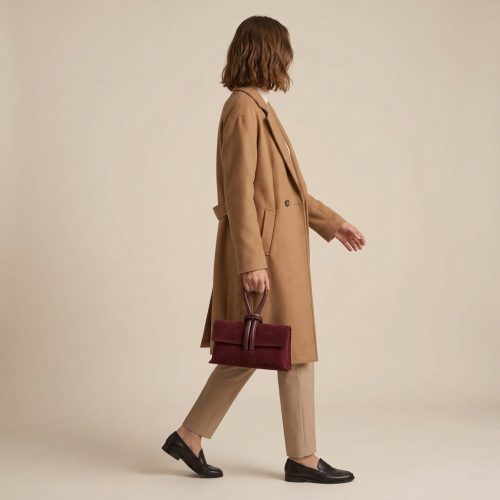 Clutch in camoscio bordeaux, figura intera