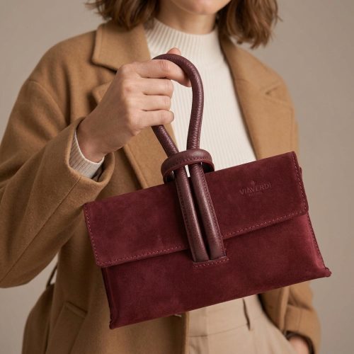 Clutch in camoscio bordeaux, in mano