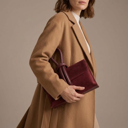Clutch in camoscio bordeaux, in movimento