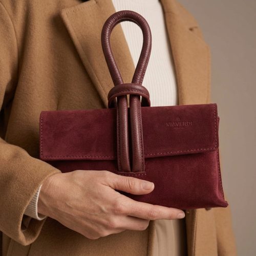 Clutch in camoscio bordeaux, il dettaglio