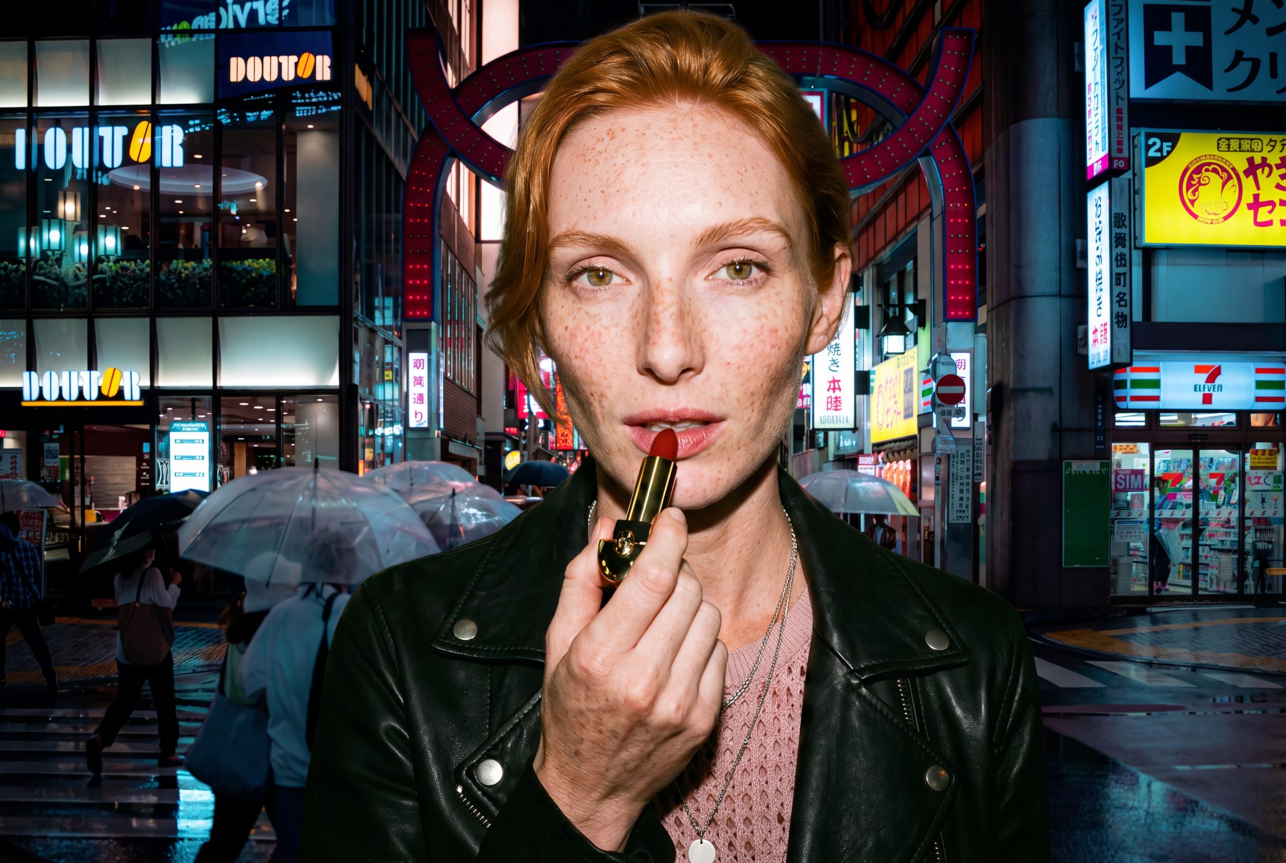 Elisabeth che si mette il rossetto a un incrocio di Tokyo di notte, sotto le insegne